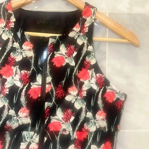 Minkpink Zip Front Crop Top Sports Bra size small - Picture 3 of 4